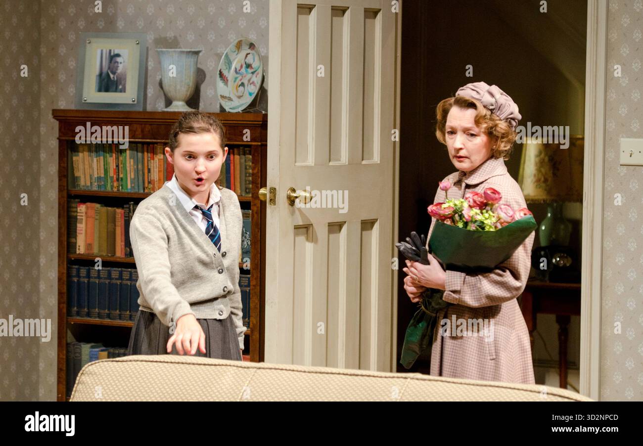 l-r: Ruby Bentall (Victoria), Lesley Manville (Dorothy) in LUTTO di Mike Leigh al Cottesloe Theatre, National Theatre (NT), Londra SE1 21/09/2011 design: Alison Chitty lighting: Paul Pyant regista: Mike Leigh Foto Stock