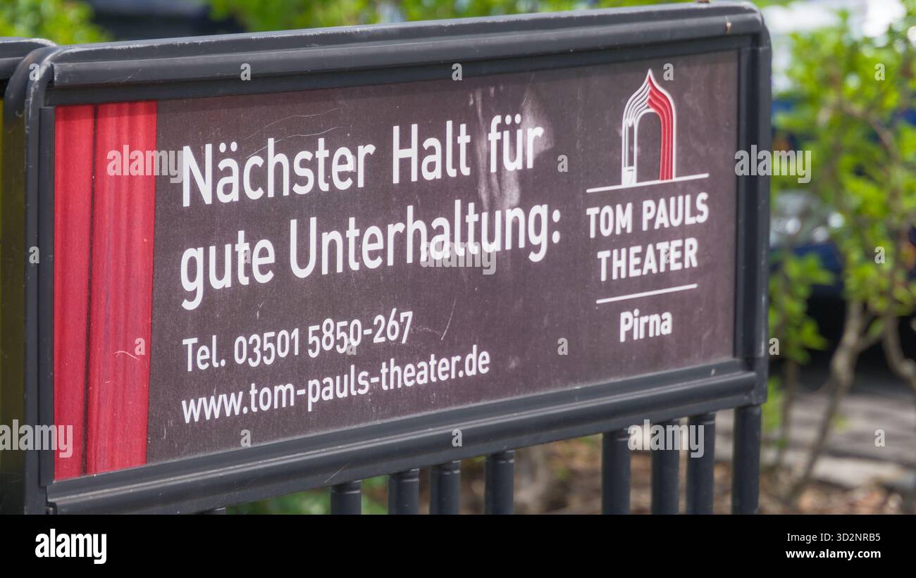 06-12-2020, Dresda, Germania; scheda pubblicitaria per il Tom Pauls Theater di Pirna vicino Dresda, che mostra informazioni promozionali in un ambiente pubblico Foto Stock
