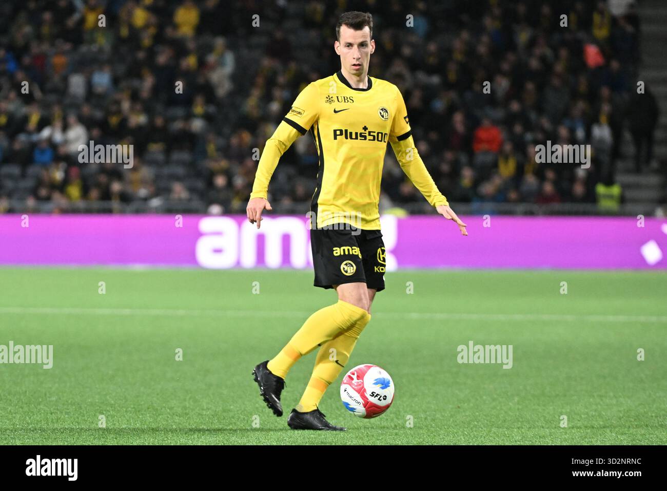 BERNA, SVIZZERA - 2 NOVEMBRE: Sandro Lauper di Young Boys in azione durante la partita di Swiss Super League tra BSC Young Boys e FC Basel allo Stadion Wankdorf il 2 novembre 2025 a Berna, Svizzera. Crediti: Just Pictures GmbH/Alamy Live News Foto Stock