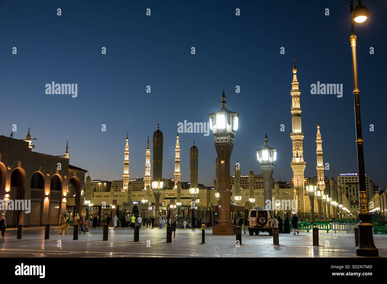 Medina, Arabia Saudita - 21 aprile 2025: Esterno della moschea principale di Medina, Arabia Saudita, di notte con i minareti illuminati Foto Stock