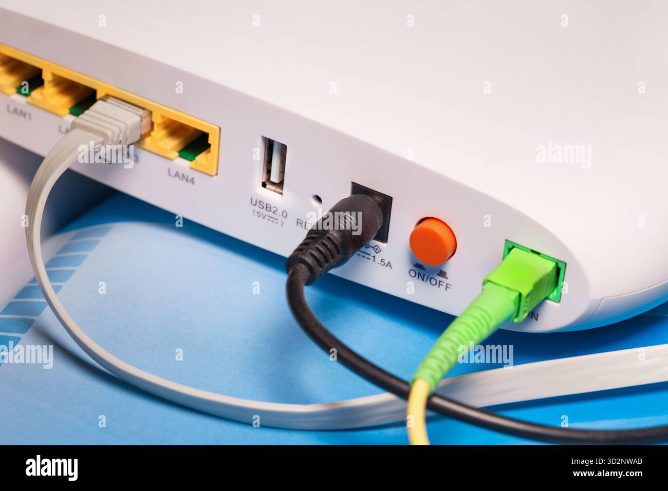 Terminale radio GPON con connessione a una rete Internet in fibra ottica e cavo lan su. Vista posteriore Foto Stock