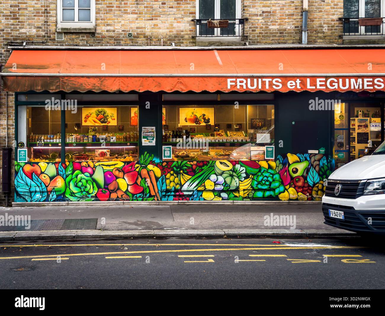 Parigi, Francia, 13 settembre 2023, veduta di un negozio di frutta e verdura nel ventesimo distretto della capitale Foto Stock
