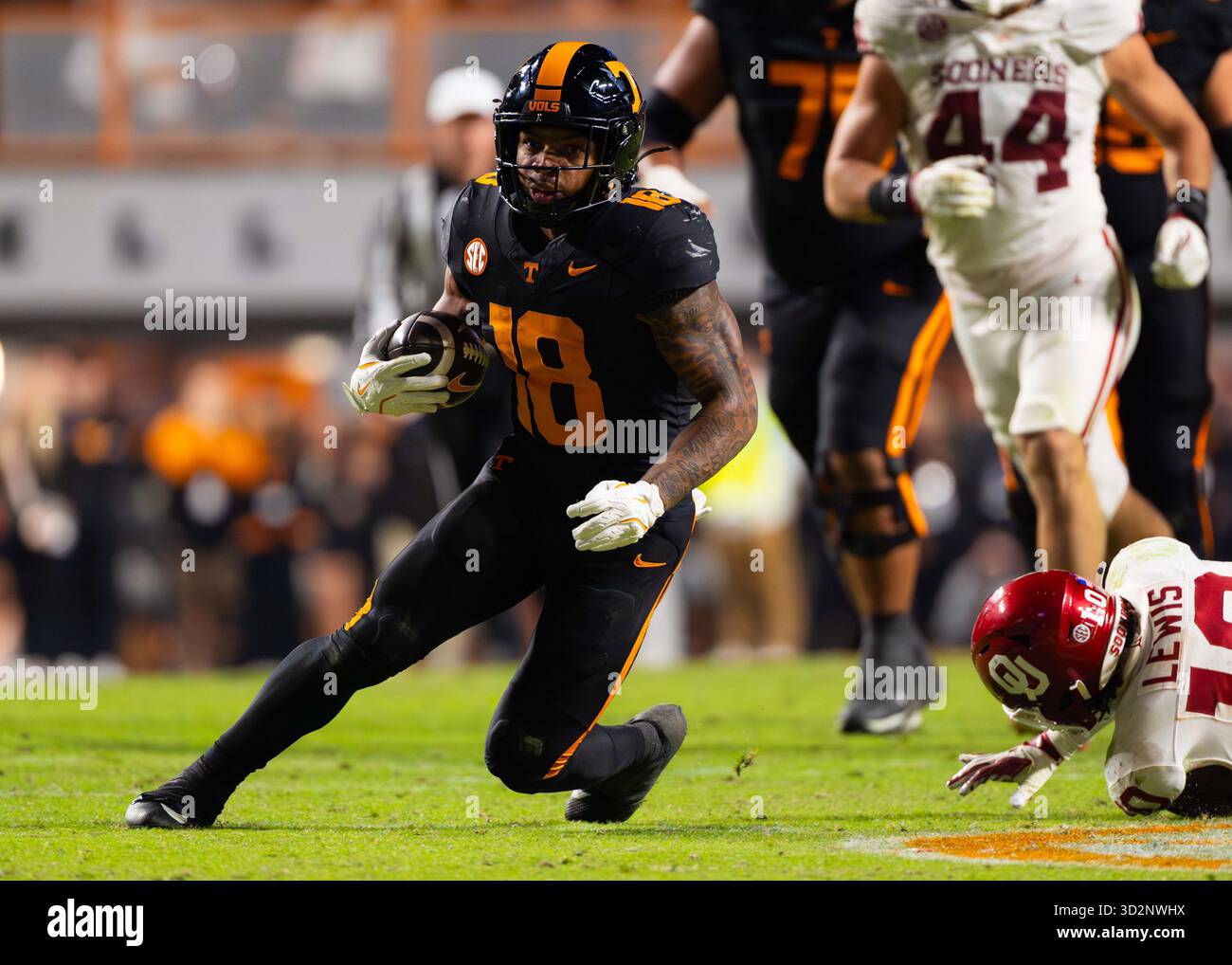 1 novembre 2025: DeSean Bishop n. 18 dei Tennessee Volunteers gestisce la palla durante la partita di football NCAA tra i volontari dell'Università del Tennessee e l'Università degli Oklahoma Sooners al Neyland Stadium, Knoxville, TN Tim Gangloff/CSM Foto Stock