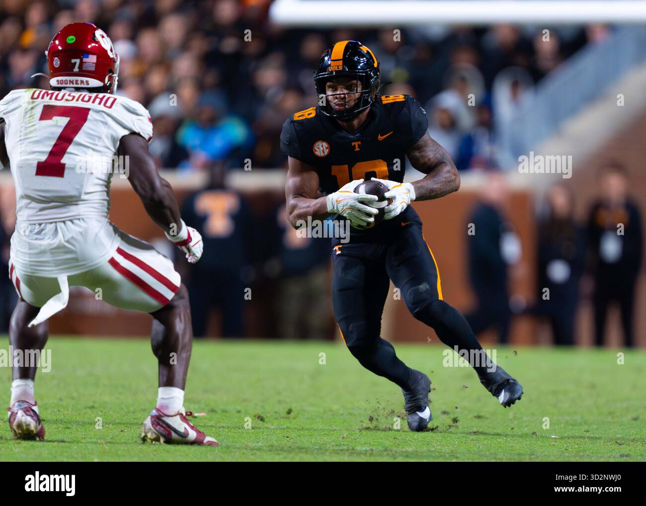1 novembre 2025: DeSean Bishop n. 18 dei Tennessee Volunteers gestisce la palla durante la partita di football NCAA tra i volontari dell'Università del Tennessee e l'Università degli Oklahoma Sooners al Neyland Stadium, Knoxville, TN Tim Gangloff/CSM Foto Stock