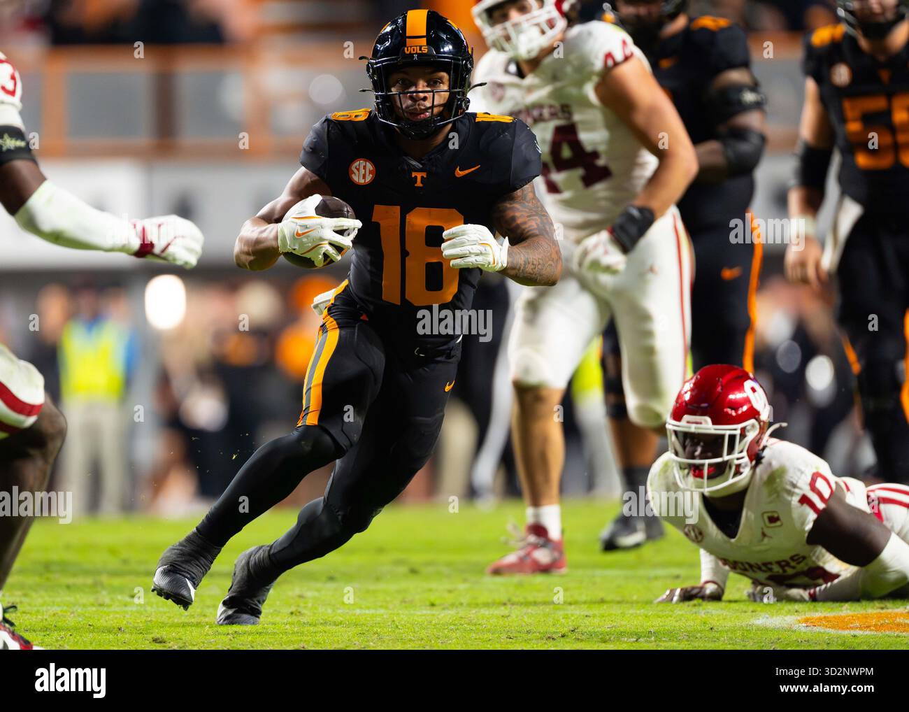 1 novembre 2025: DeSean Bishop n. 18 dei Tennessee Volunteers gestisce la palla durante la partita di football NCAA tra i volontari dell'Università del Tennessee e l'Università degli Oklahoma Sooners al Neyland Stadium, Knoxville, TN Tim Gangloff/CSM Foto Stock