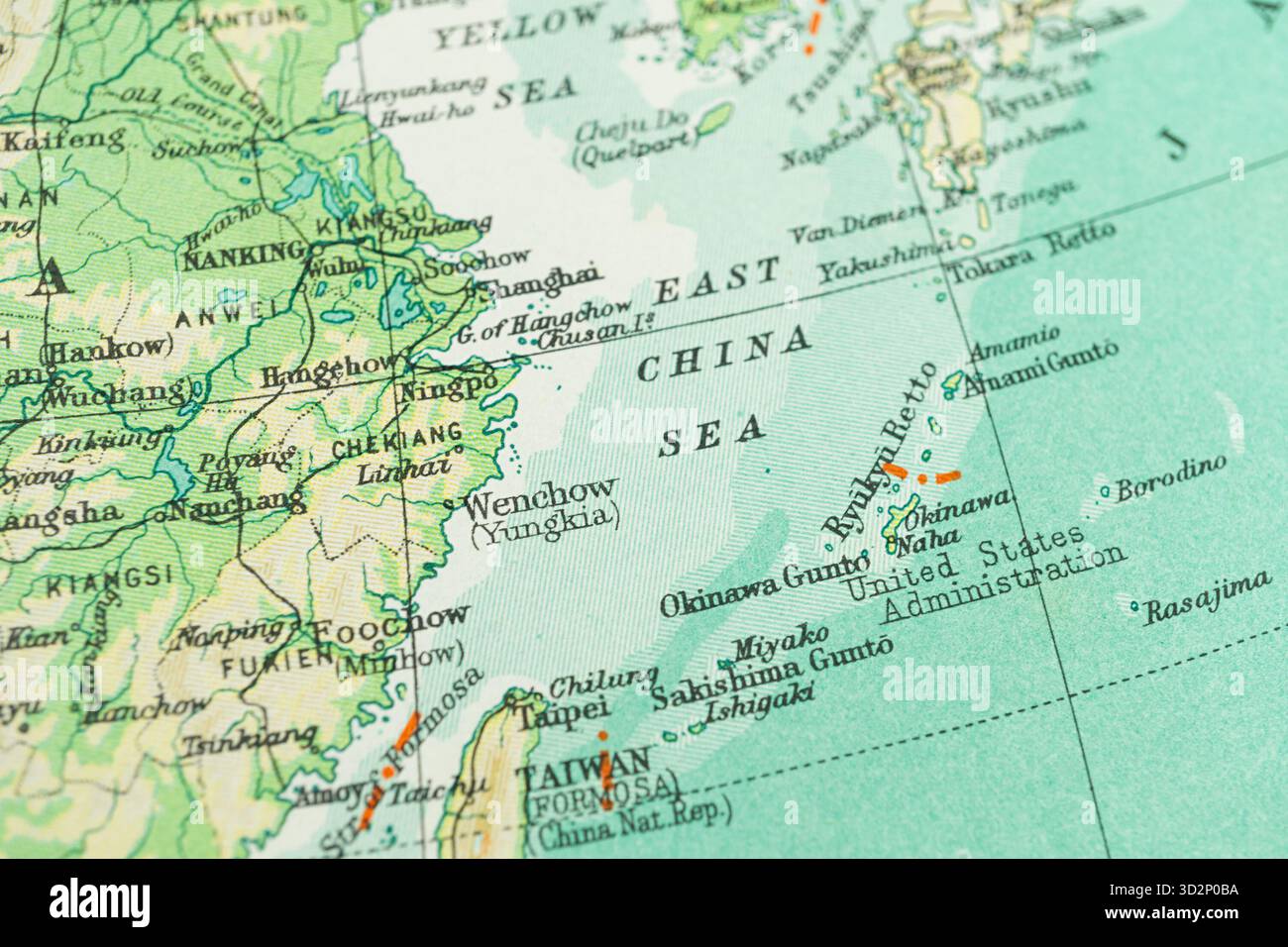 La mappa del mondo d'epoca evidenzia il sud-est asiatico e l'Africa orientale, con confini politici, aree culturali o caratteristiche topografiche indicate dai colori K. Foto Stock