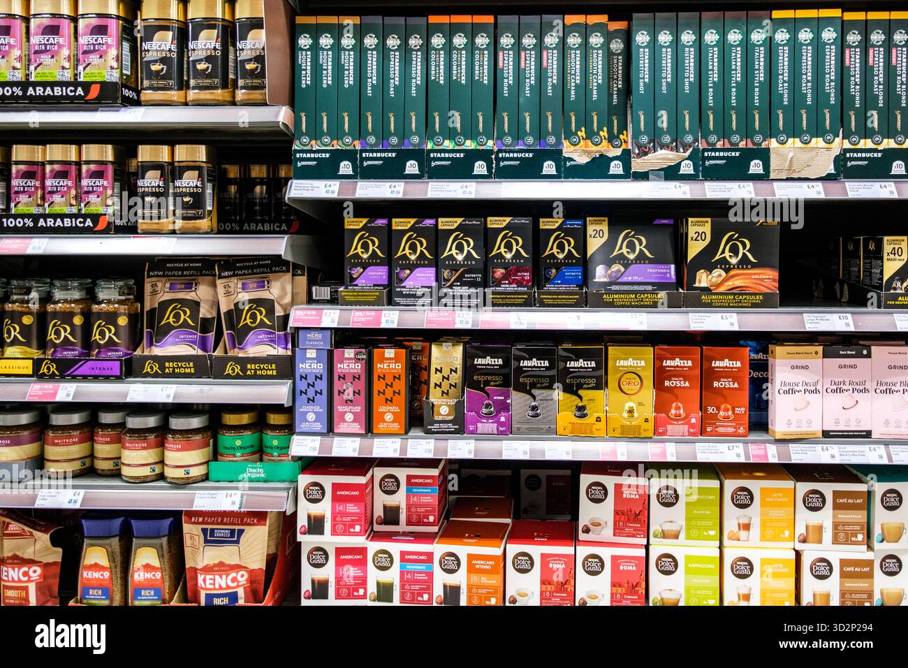 London UK, Novemver 02 2025, Selezione di famosi granuli e cialde di caffè essiccati istantanei Foto Stock