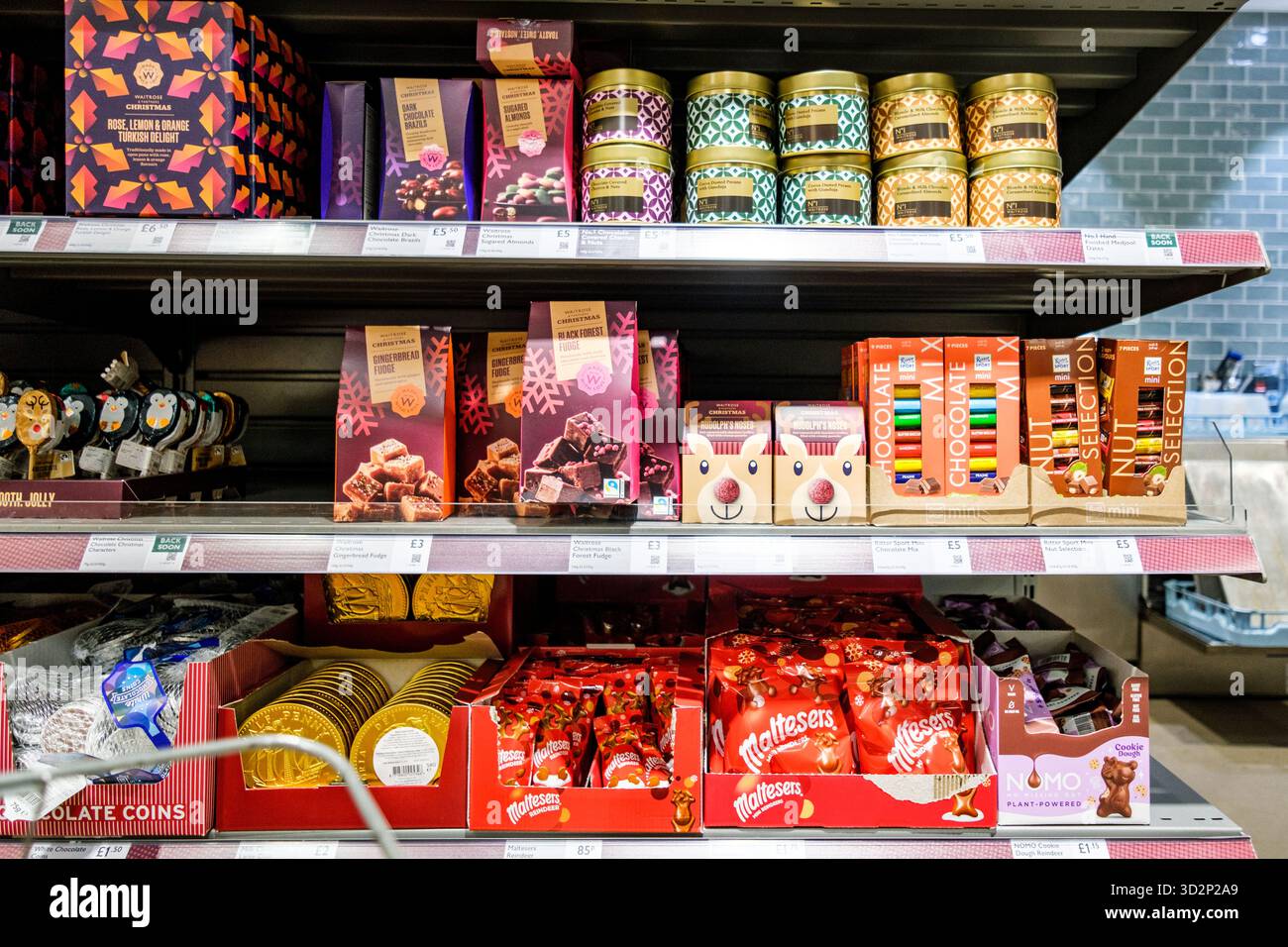London UK, Novemver 02 2025, Selezione di cioccolatini e pasticceria natalizia e Novelty Foto Stock