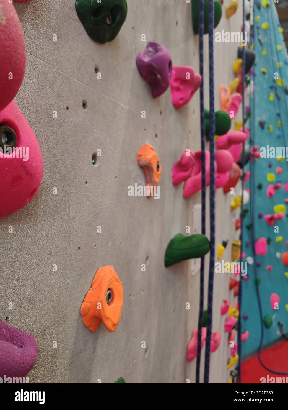 Lione, Francia - 18 ottobre 2025: Palestra di arrampicata al coperto con pareti multiple Foto Stock