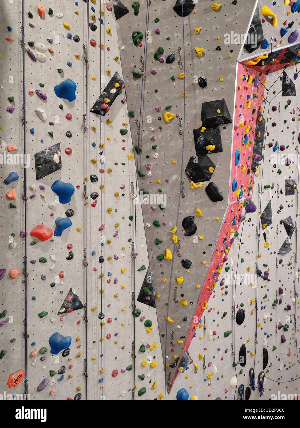 Lione, Francia - 18 ottobre 2025: Palestra di arrampicata al coperto con pareti multiple Foto Stock