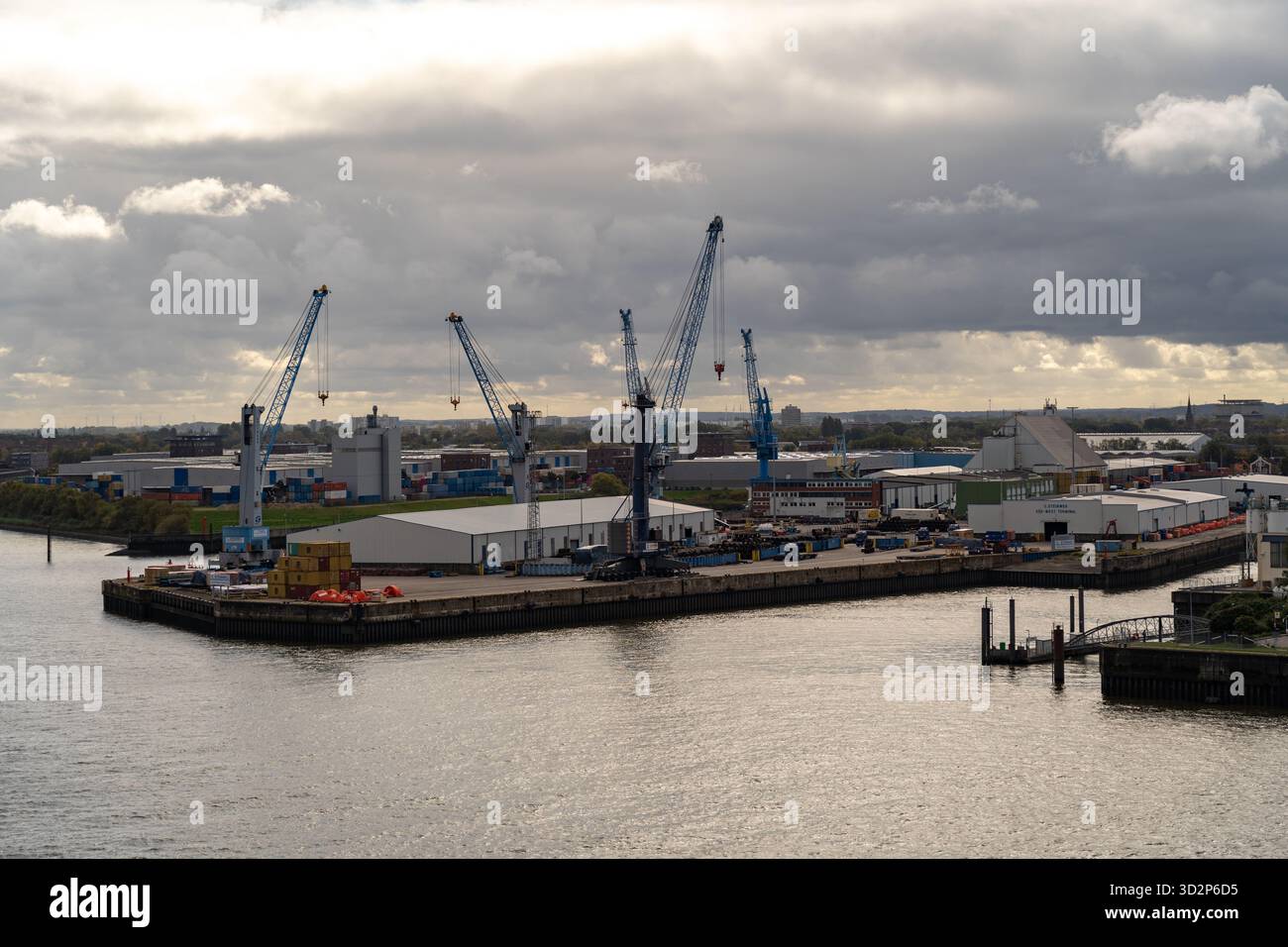 Zona portuale industriale con gru ad Amburgo, 09.10.2025 Foto Stock