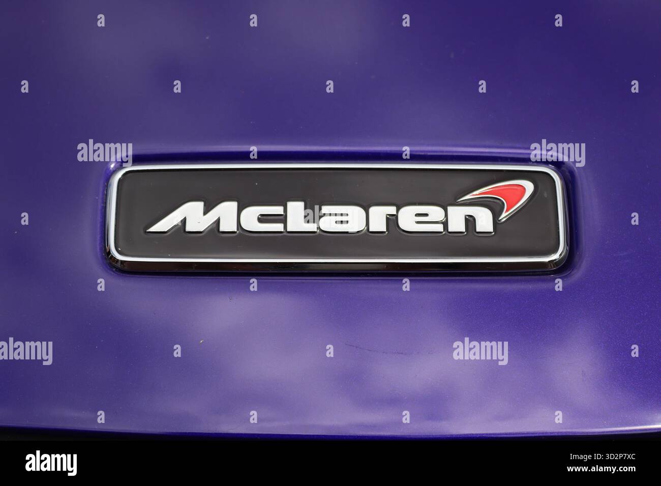 Il distintivo del costruttore apposto sulla parte anteriore di una supercar McLaren 720S esposta in occasione di un evento di auto d'epoca del centro città. Foto Stock