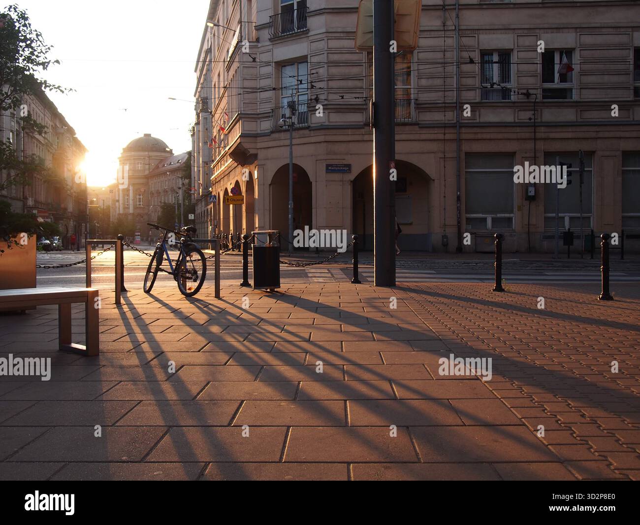 Scena di strada dell'ora d'oro a Poznań, Polonia - Foto Stock