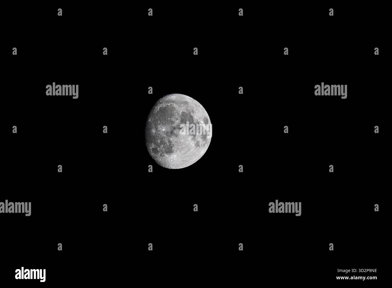 Foto ravvicinata della Luna di notte che mostra i dettagli della superficie e i crateri contro un cielo scuro Foto Stock