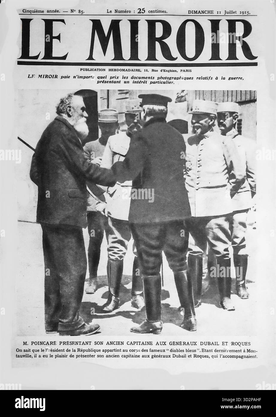 Prima di copertina di le Miroir, 11 luglio 1915, mostra il presidente francese Raymond Poincaré che presenta il suo ex capitano ai generali Dubail e Roques durante la prima guerra mondiale. La rivista, pubblicata a Parigi, documentò gli eventi chiave del tempo di guerra e i leader militari. Questo problema riflette lo spirito patriottico della Francia e le visite di leadership che hanno aumentato il morale delle truppe al fronte durante la grande Guerra. Foto Stock