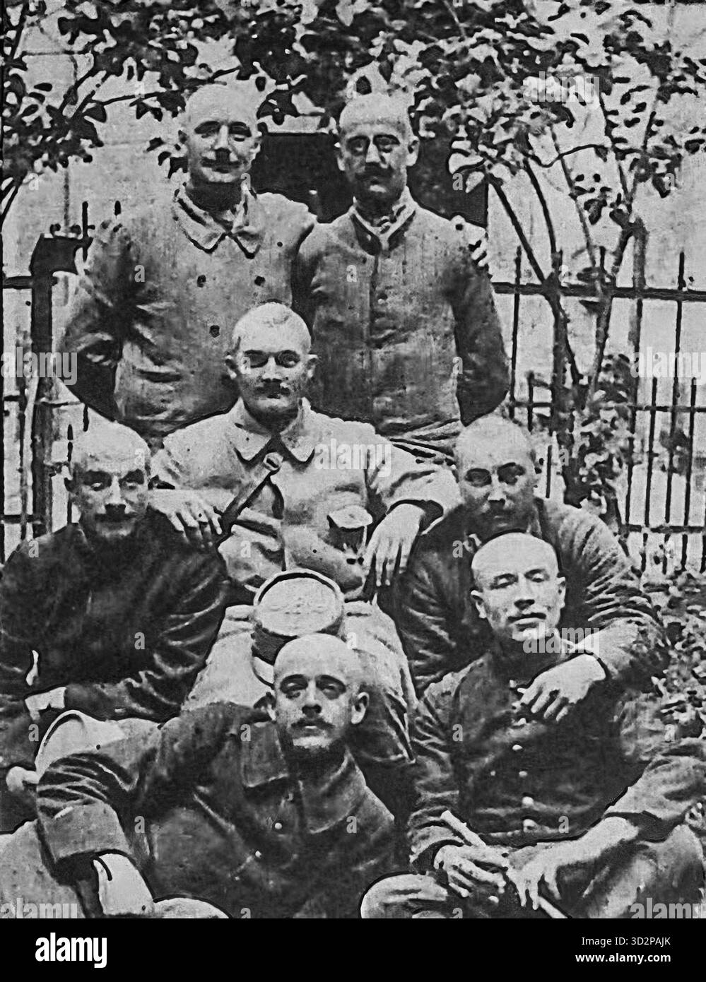 Soldati che radono e riposano davanti (le Miroir, 11 luglio 1915) i soldati francesi si rilassano e si radono durante una pausa dalle trincee, mantenendo l'igiene e la cameratismo. Tali sessioni improvvisate di grooming erano comuni dietro le linee, aiutando gli uomini a preservare la dignità e il morale in tempo di guerra Foto Stock