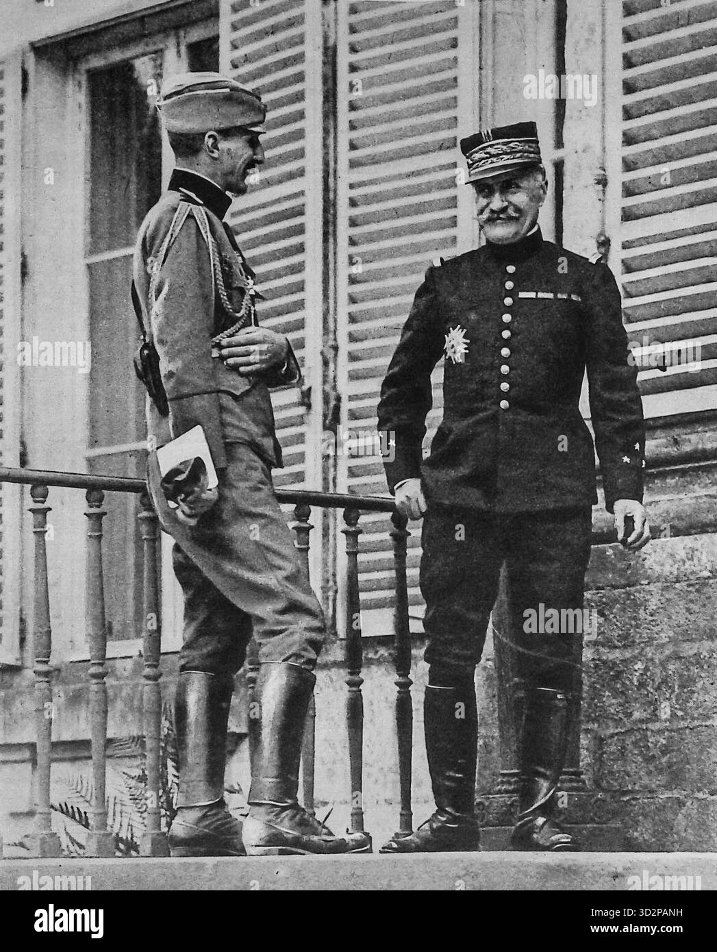 Il principe Giorgio di Serbia, figlio maggiore di re Pietro i, visita il generale Ferdinand Foch sul fronte occidentale durante la prima guerra mondiale. La fotografia, pubblicata su le Miroir, 11 luglio 1915, mostra il principe, recentemente recuperato dalle ferite subite nei pressi di Belgrado, incontrando il comando francese. L'incontro simboleggiava la solidarietà tra Francia e Serbia, due nazioni strettamente alleate nella grande Guerra Foto Stock