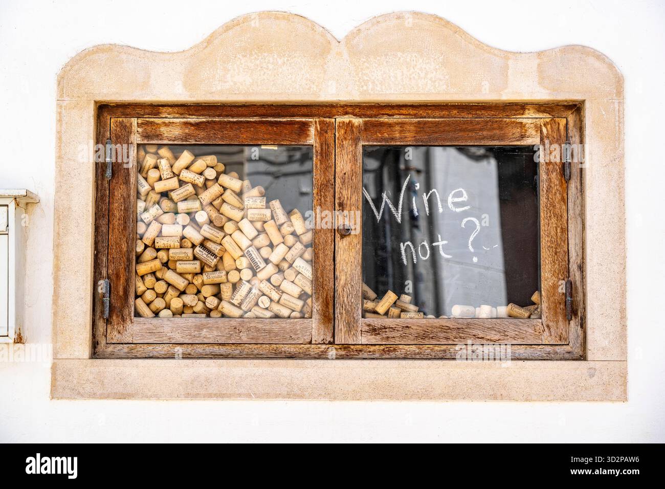 La città vecchia di Lagos, enoteca, nella parte occidentale dell'Algarve, in Portogallo Foto Stock