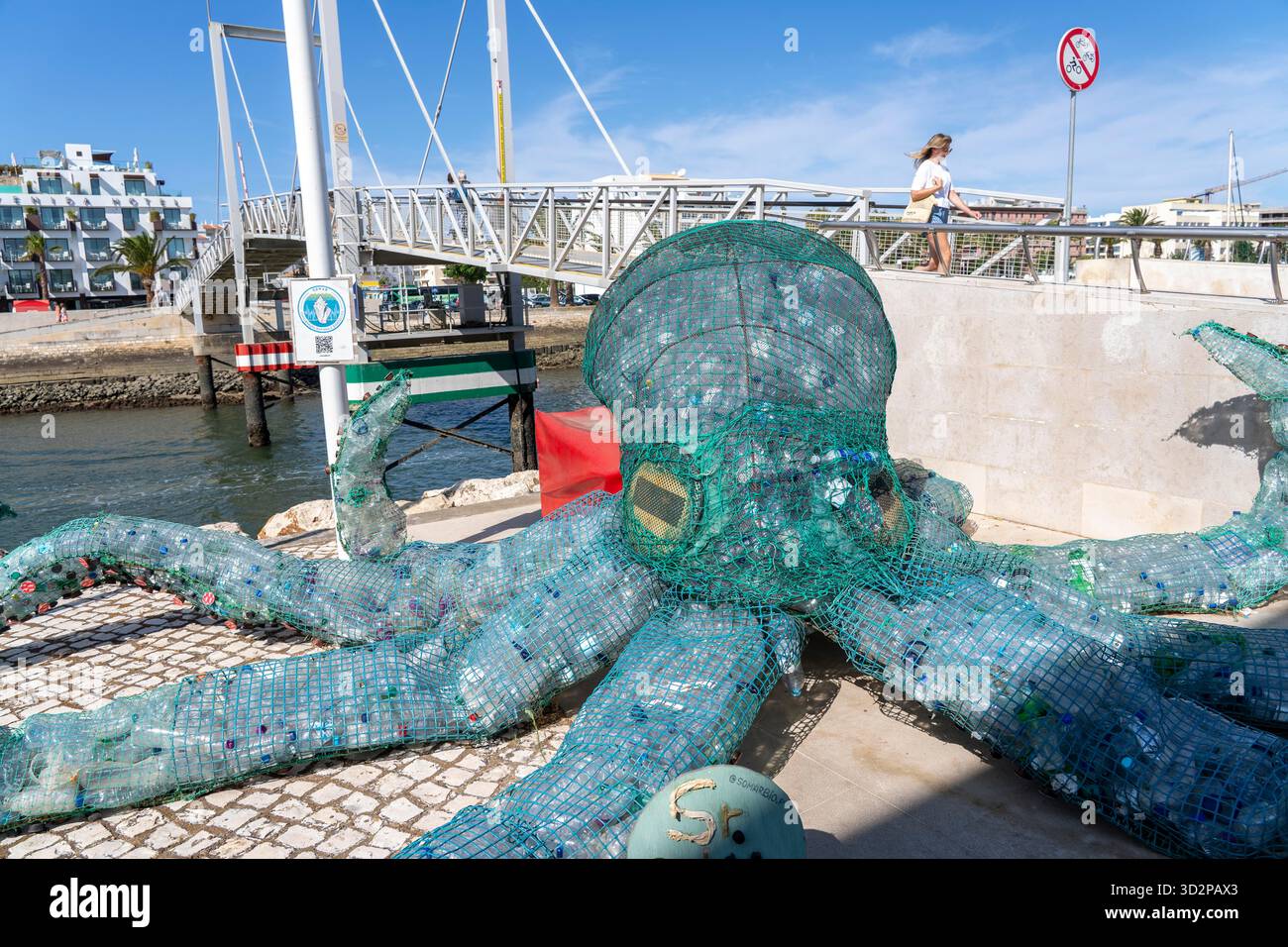 Figura di un polpo riempito di bottiglie di PET e prodotti di plastica, un promemoria per non produrre così tanti rifiuti di plastica, a Marina de Lagos, porto di yacht, Foto Stock