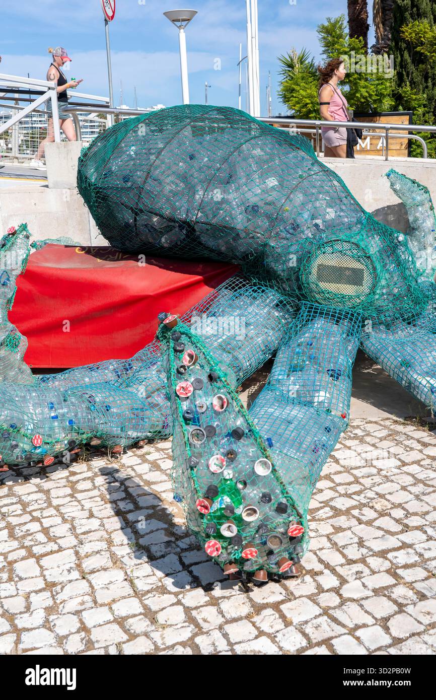 Figura di un polpo riempito di bottiglie di PET e prodotti di plastica, un promemoria per non produrre così tanti rifiuti di plastica, a Marina de Lagos, porto di yacht, Foto Stock