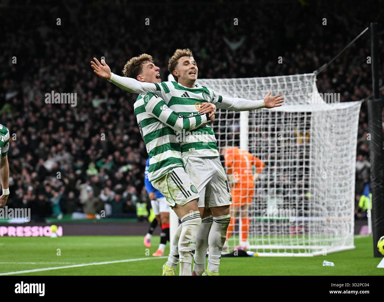 Glasgow, Scozia. Regno Unito .Hampden Park .2 novembre 25. Torneo semifinale della Premier Sports Cup. Celtic contro Rangers. Callum Osmand di Celtic celebra il suo obiettivo con Arne Engels . Foto Stock