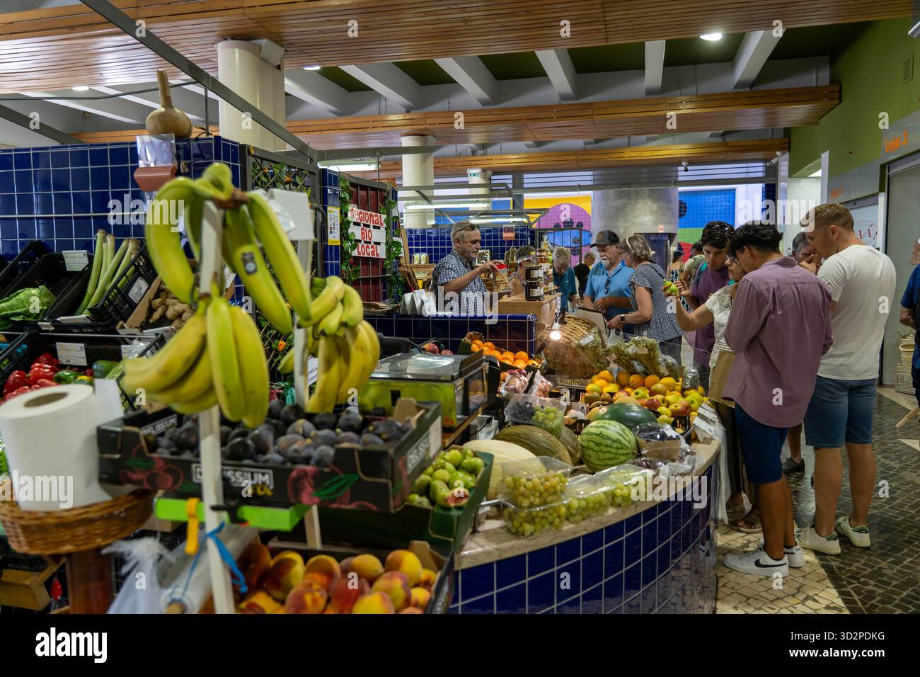 Il mercato centrale, Markthalle, Mercado Municipal de Lagos, su tre piani, offre tutti i tipi di cibo, frutta e verdura, da Lagos, nella parte occidentale Foto Stock
