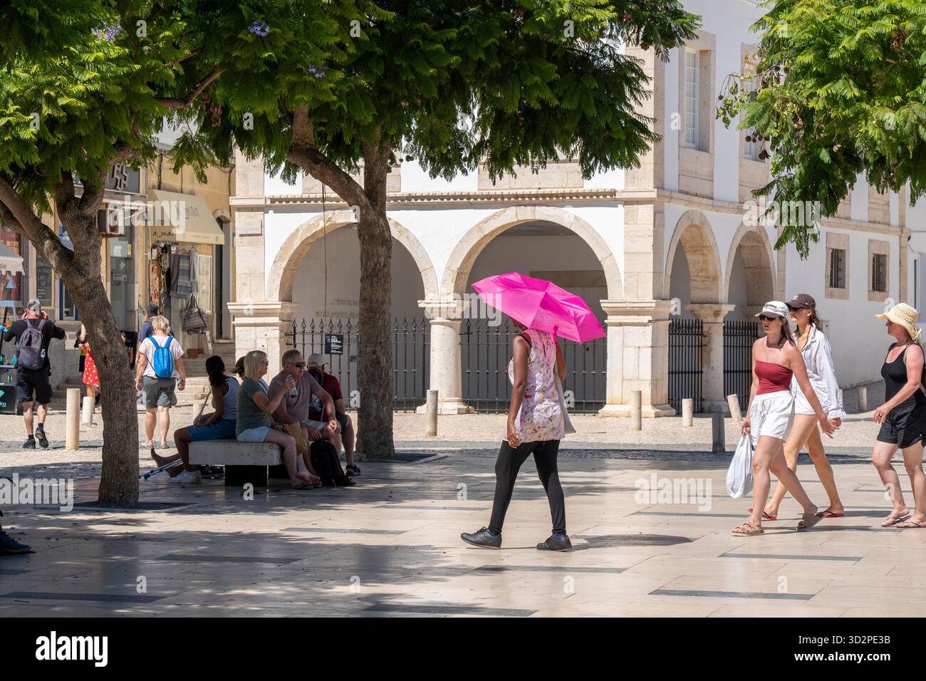 La città vecchia di Lagos, piazza Prac Infante D. Henrique, presso la chiesa Igreja de Santa Maria de Lagos, nella parte occidentale dell'Algarve, Portogallo Foto Stock