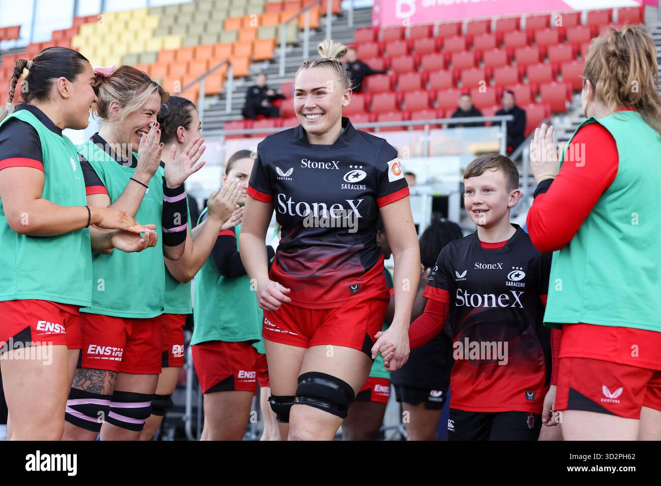 Londra, Regno Unito. Dom 2 novembre 2025. Nella foto da sinistra a destra: Rosie Galligan dei Saraceni davanti al match Saracens vs Harlequins, il London Derby. PWR Round 2. Crediti: Cat Goryn/Alamy Live News Foto Stock