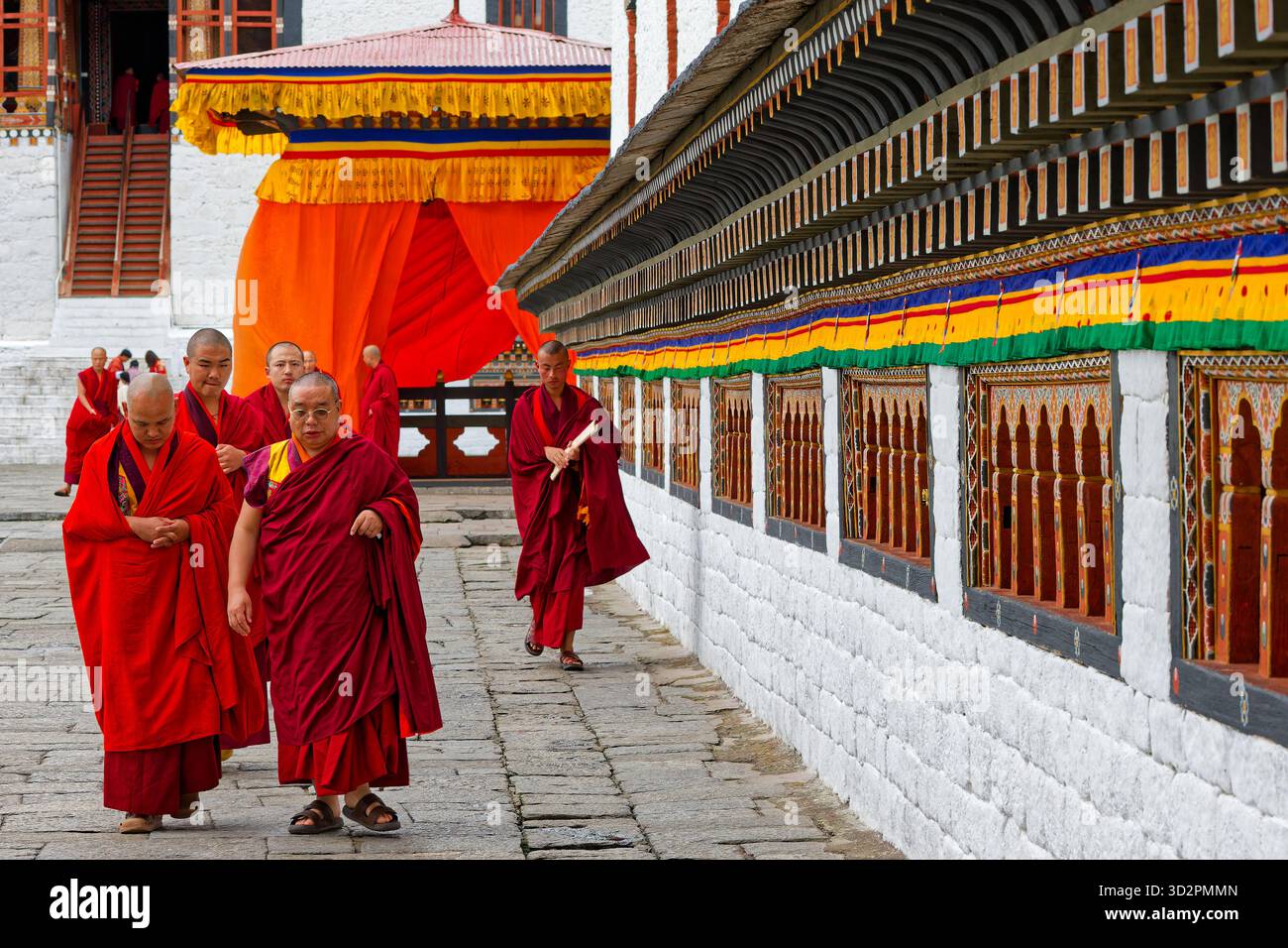 THIMPHU, BHUTAN, 3 ottobre 2025: Monaci a Tashichho Dzong, un monastero buddista e fortezza, che ospita molti eventi nazionali della città. Foto Stock