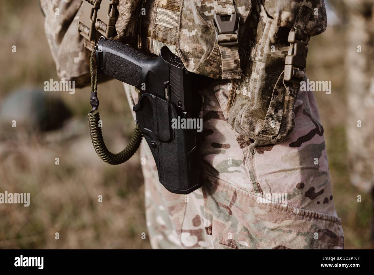 Pistola di un soldato in una custodia tattica. Foto Stock