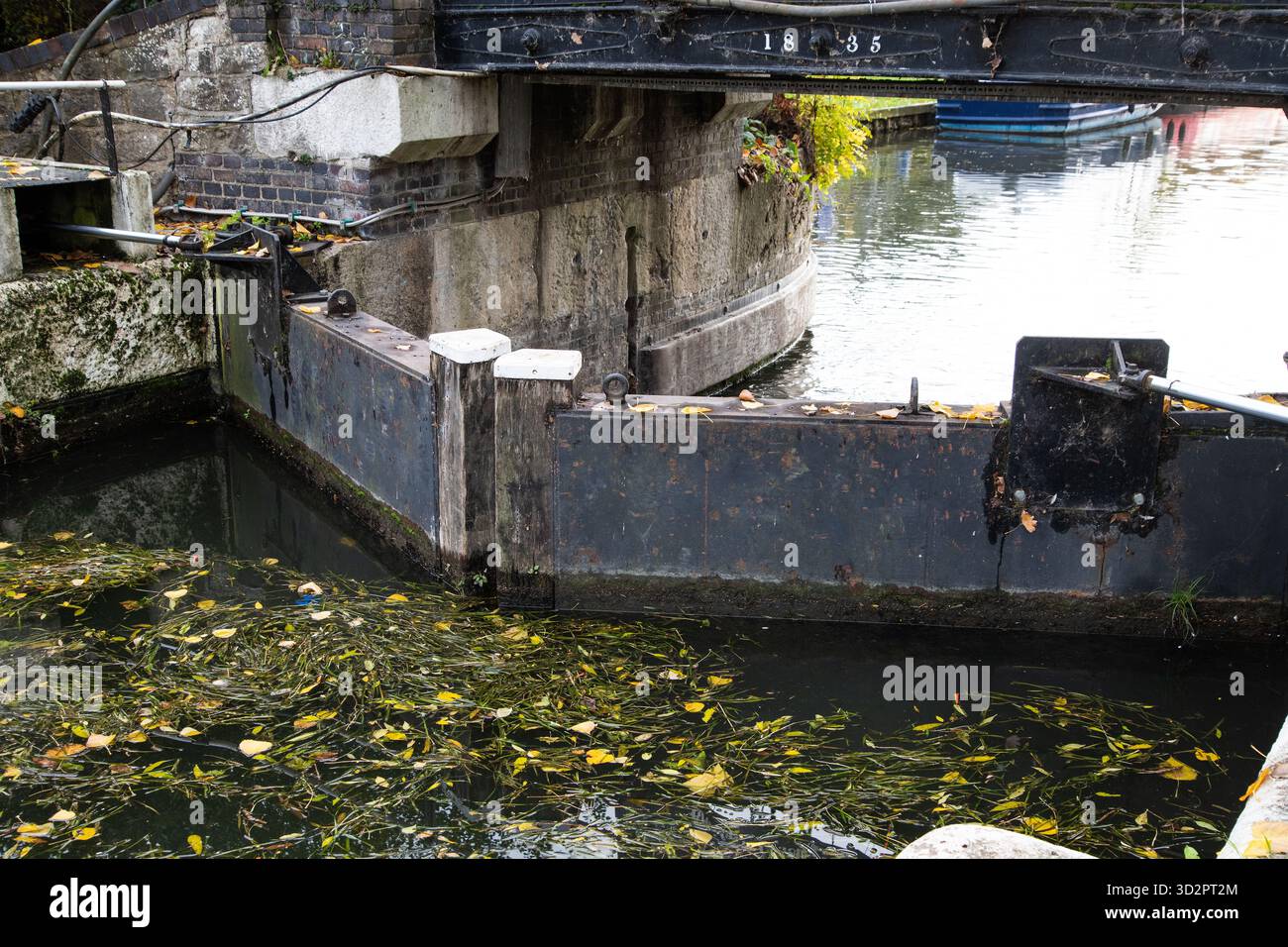 Primo piano delle porte di Rammey Marsh Lock sul fiume Lea Navigation, Enfield. Le porte in legno trattengono l'acqua del canale su un tranquillo canale navigabile britannico. Foto Stock