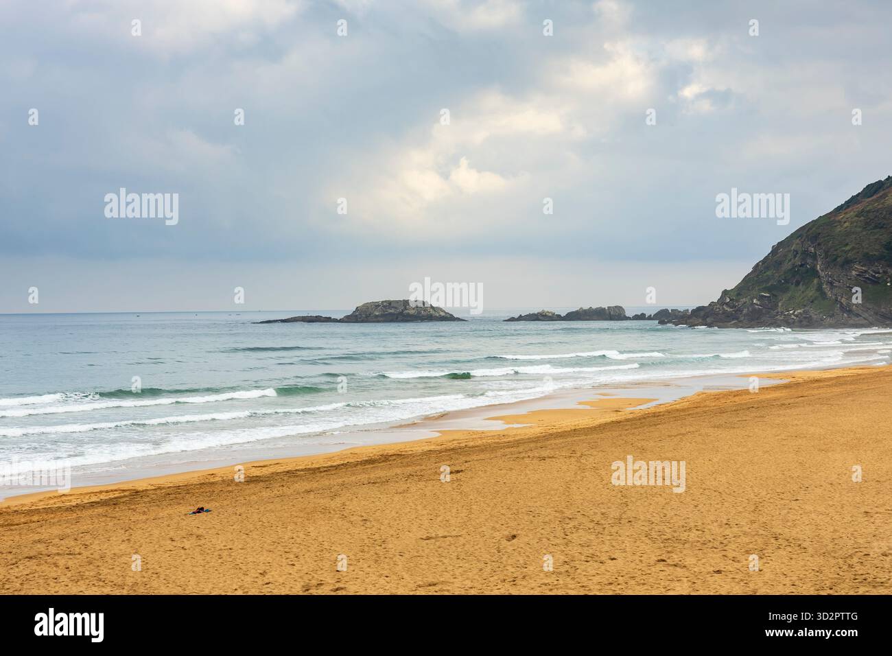 Zarautz Beach, una magnifica spiaggia di sabbia fine e dorata, la più lunga della costa basca, dove di solito spicca l'ambiente solforoso. Foto Stock