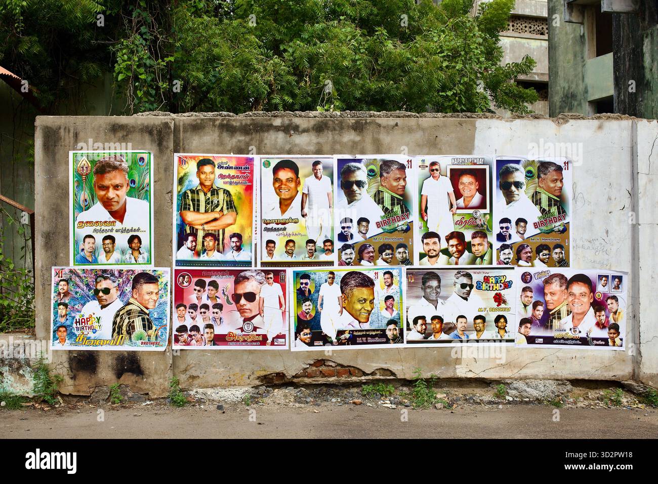 Manifesti di compleanno in lingua tamil con gli uomini locali, Puducherry (Pondicherry), India. Foto Stock