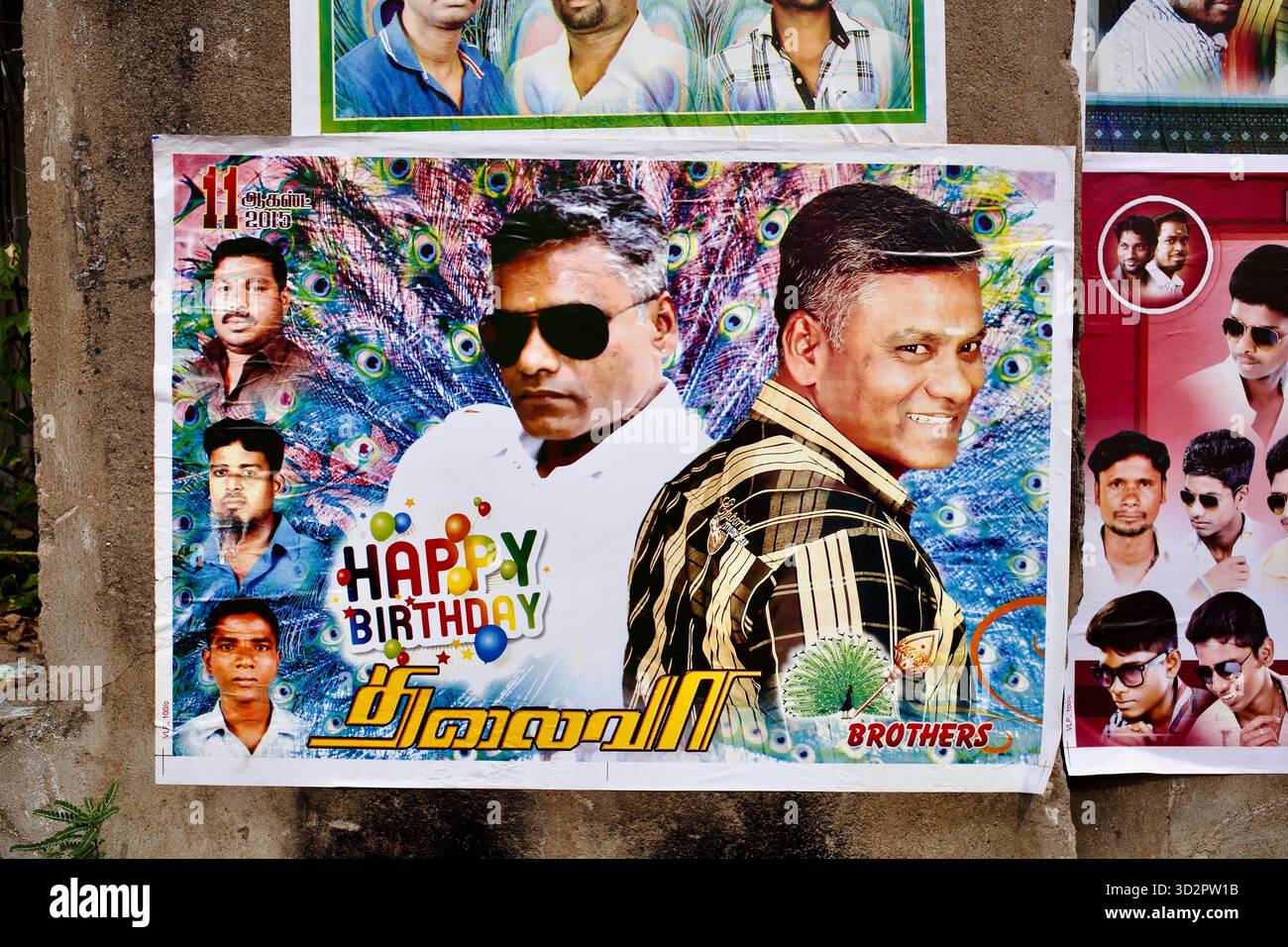 Manifesto di compleanno in lingua tamil con uomini locali, Puducherry (Pondicherry), India. Foto Stock