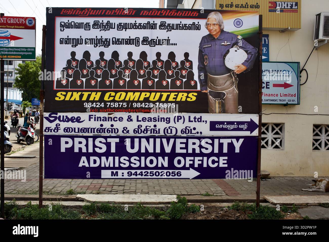 Affissioni a Tiruchirappalli, Tamil Nadu, con Abdul Kalam accanto alle pubblicità per un centro di formazione informatica e l'ufficio di ammissione dell'Università PRIST. Foto Stock