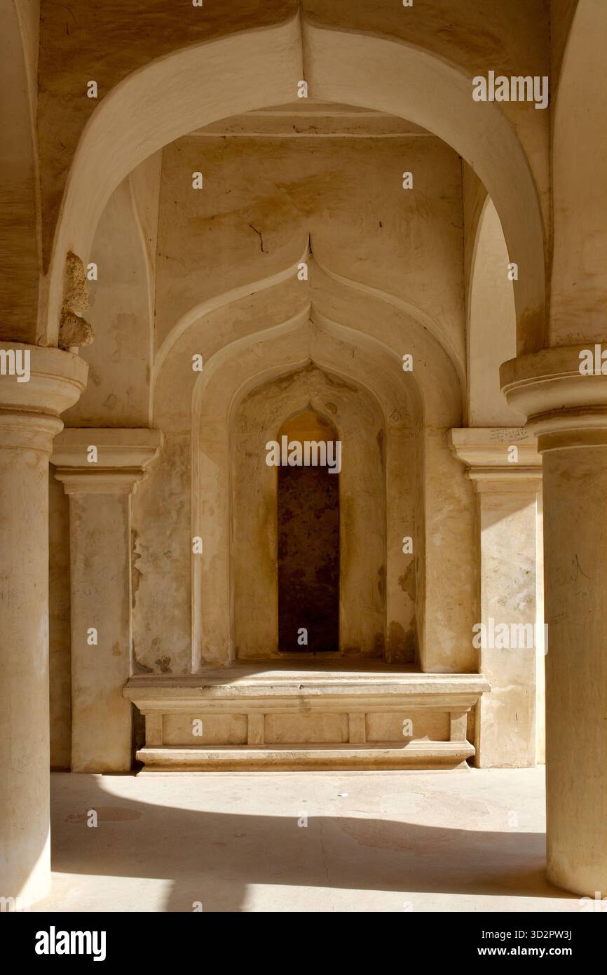 Archi a volta del Palazzo Maratha di Thanjavur, Tamil Nadu, India, che mostrano influenze indo-islamiche e maratha a strati. Foto Stock