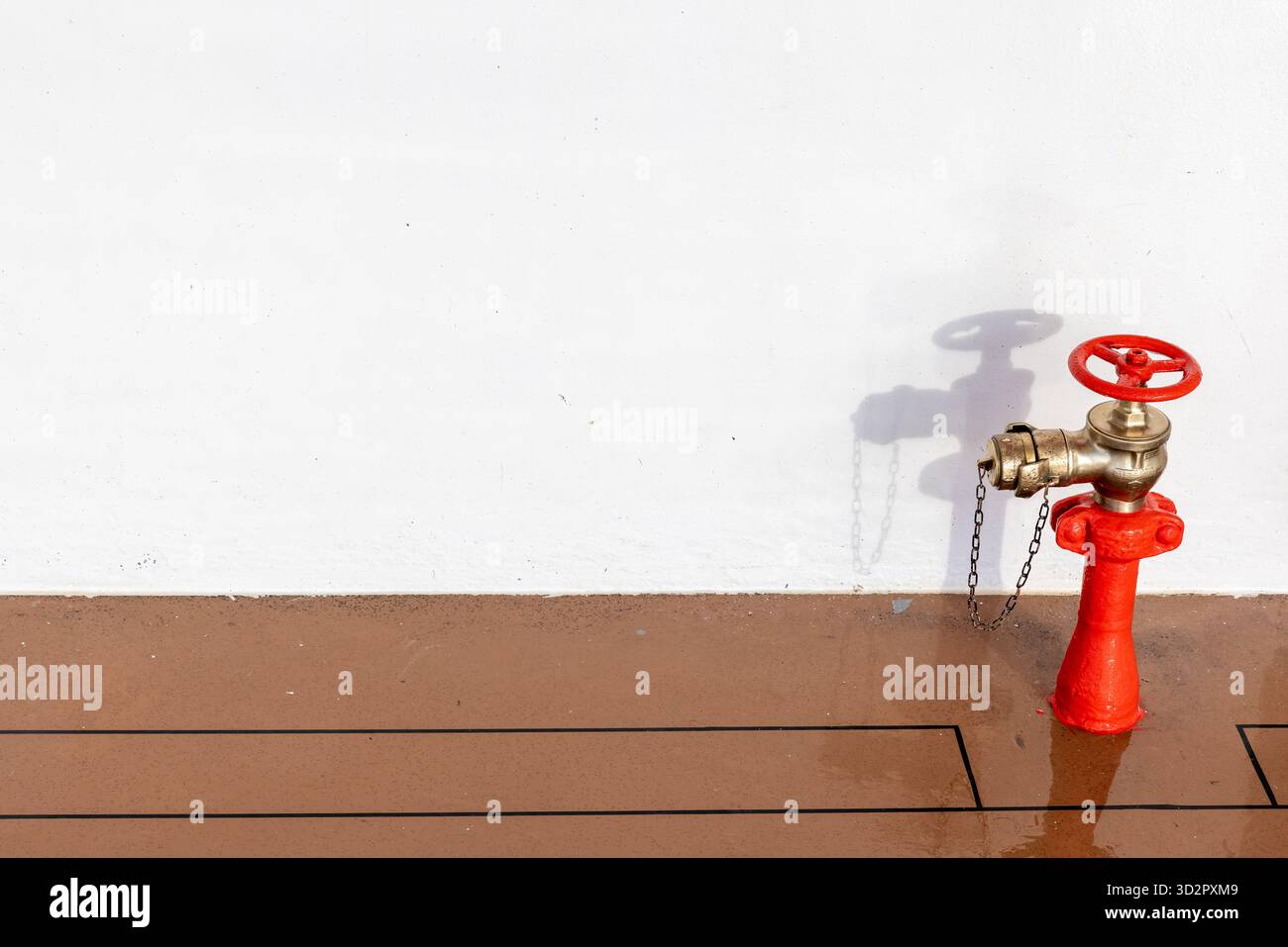 Rubinetto d'acqua dei vigili del fuoco rosso sul ponte delle navi – informazioni generali sulle attrezzature antincendio Foto Stock