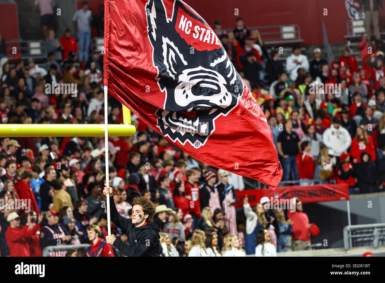 1 novembre 2025: Il leader dello stato del NC porta bandiera dopo il punteggio. Partita di football NCAA tra Georgia Tech e North Carolina State, allo stadio Carter-Finley di Raleigh, North Carolina. David Beach/CSM Foto Stock