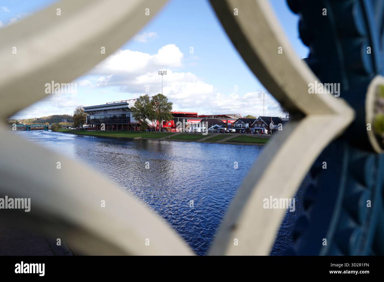 West Bridgford, Regno Unito. 1 novembre 2025. Vista generale fuori dallo stadio dal ponte durante la partita Nottingham Forest contro Manchester United Premier League al City Ground, West Bridgford, Inghilterra il 1° novembre 2025 credito: Eleanor Hoad/Every Second Media Credit: Every Second Media/Alamy Live News Foto Stock