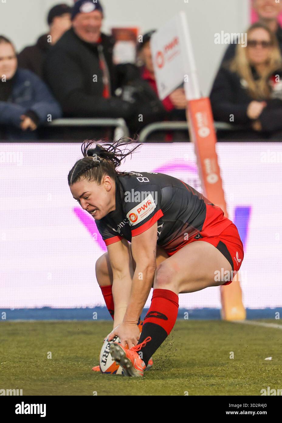 Londra, Regno Unito. 2 novembre 2025. Alysha Corrigan (Saracens) segna una meta durante la partita Saracens Women vs Harlequins Women 'The London Derby' allo Stonex Stadium per la seconda giornata della Premiership Women's Rugby 2025/26. UK © ️ crediti: Elsie Kibue/Alamy Live News Foto Stock