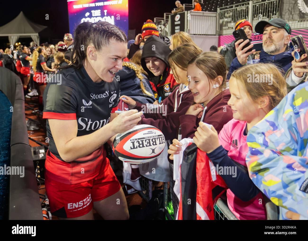 Londra, Regno Unito. 2 novembre 2025. Alysha Corrigan (Saracens) firma autografi dopo la partita Saracens Women vs Harlequins Women 'The London Derby' allo Stonex Stadium per la seconda giornata della Premiership Women's Rugby 2025/26. UK © ️ crediti: Elsie Kibue/Alamy Live News Foto Stock
