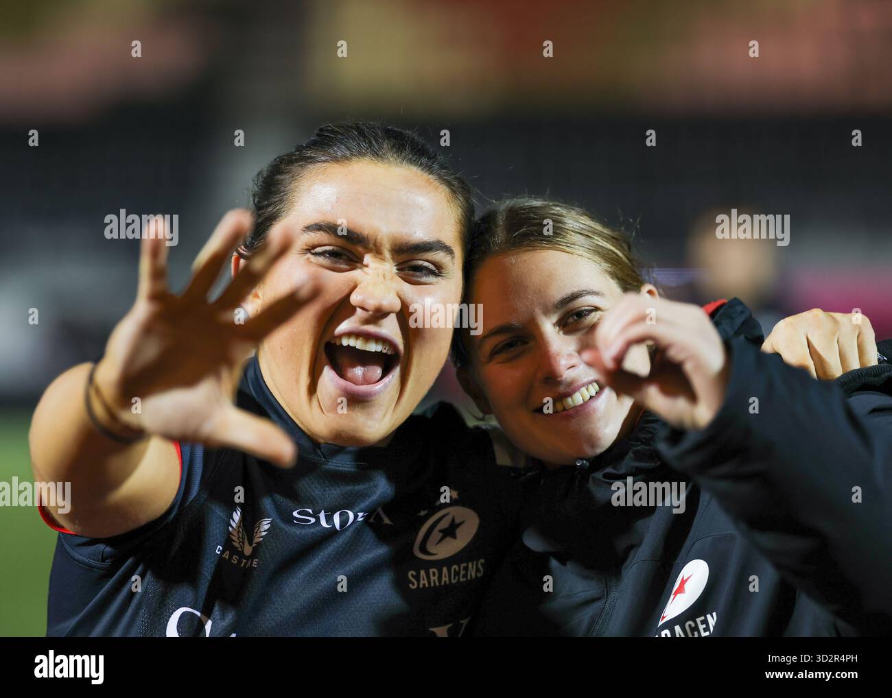 Londra, Regno Unito. 2 novembre 2025. Bryony Field (Saracens) e Torri Sellors celebrano Bryony raggiungendo i 50 Caps con Saracens dopo la partita Saracens Women vs Harlequins Women 'The London Derby' allo Stonex Stadium per il secondo round della Premiership Women's Rugby 2025/26. UK © ️ crediti: Elsie Kibue/Alamy Live News Foto Stock