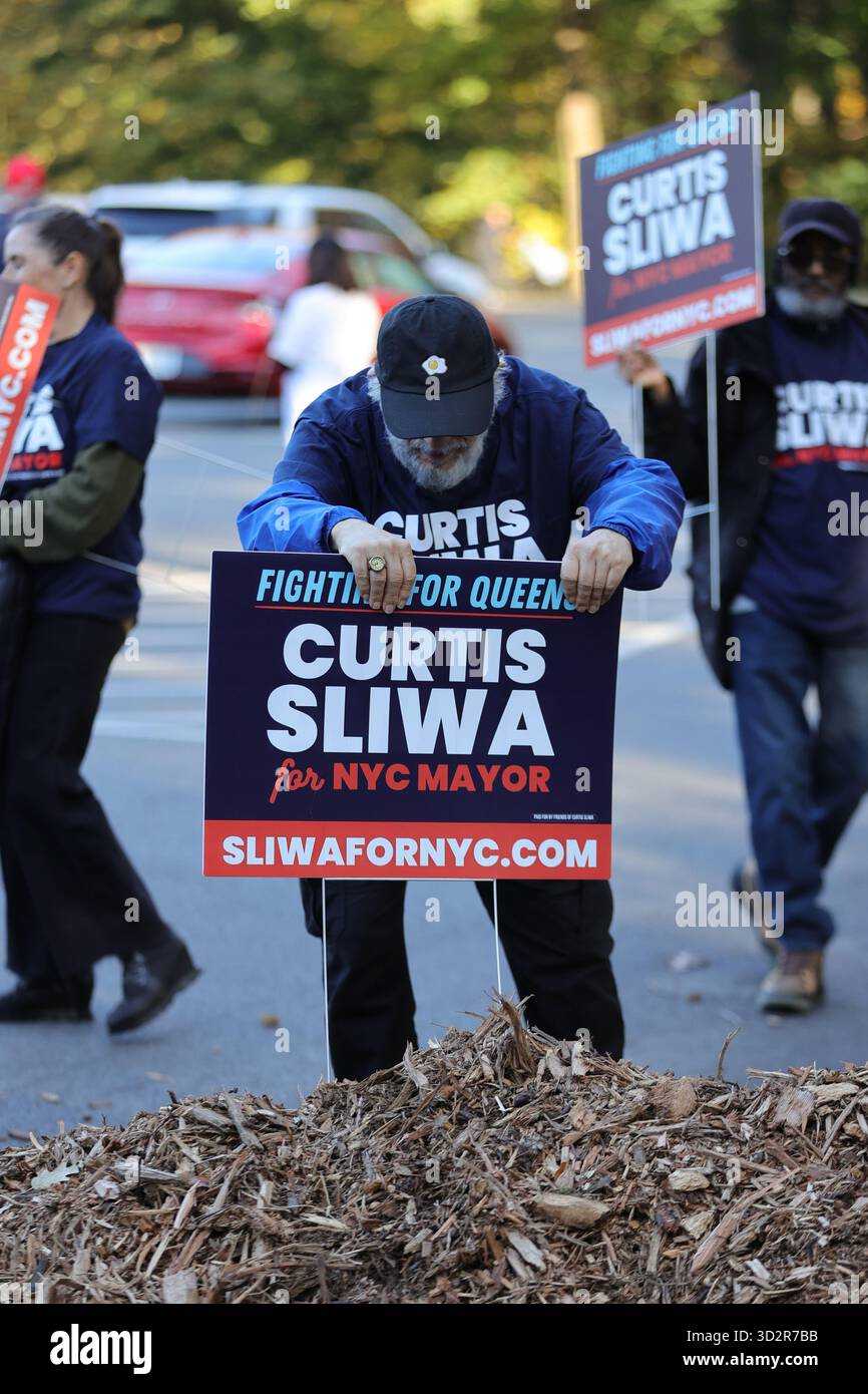 QUEENS, NEW YORK - 2 NOVEMBRE 2025: Curtis Sliwa, candidato sindaco e fondatore dei Guardian Angels, insieme a sua moglie Nancy Sliwa, ha continuato la sua sensibilizzazione di base con un discorso e una manifestazione al Forest Park Bandshell nel Queens. La coppia ha dato energia a centinaia di sostenitori mentre si rivolgeva agli elettori riguardo alla sicurezza dei quartieri, ai trasporti pubblici e alle questioni relative alla qualità della vita. L'evento ha sottolineato l'attenzione di Sliwa sull'impegno pubblico, la trasparenza e il ripristino della fiducia nella leadership cittadina prima del giorno delle elezioni. (Foto: Luiz Rampelotto/EuropaNewswire) Foto Stock