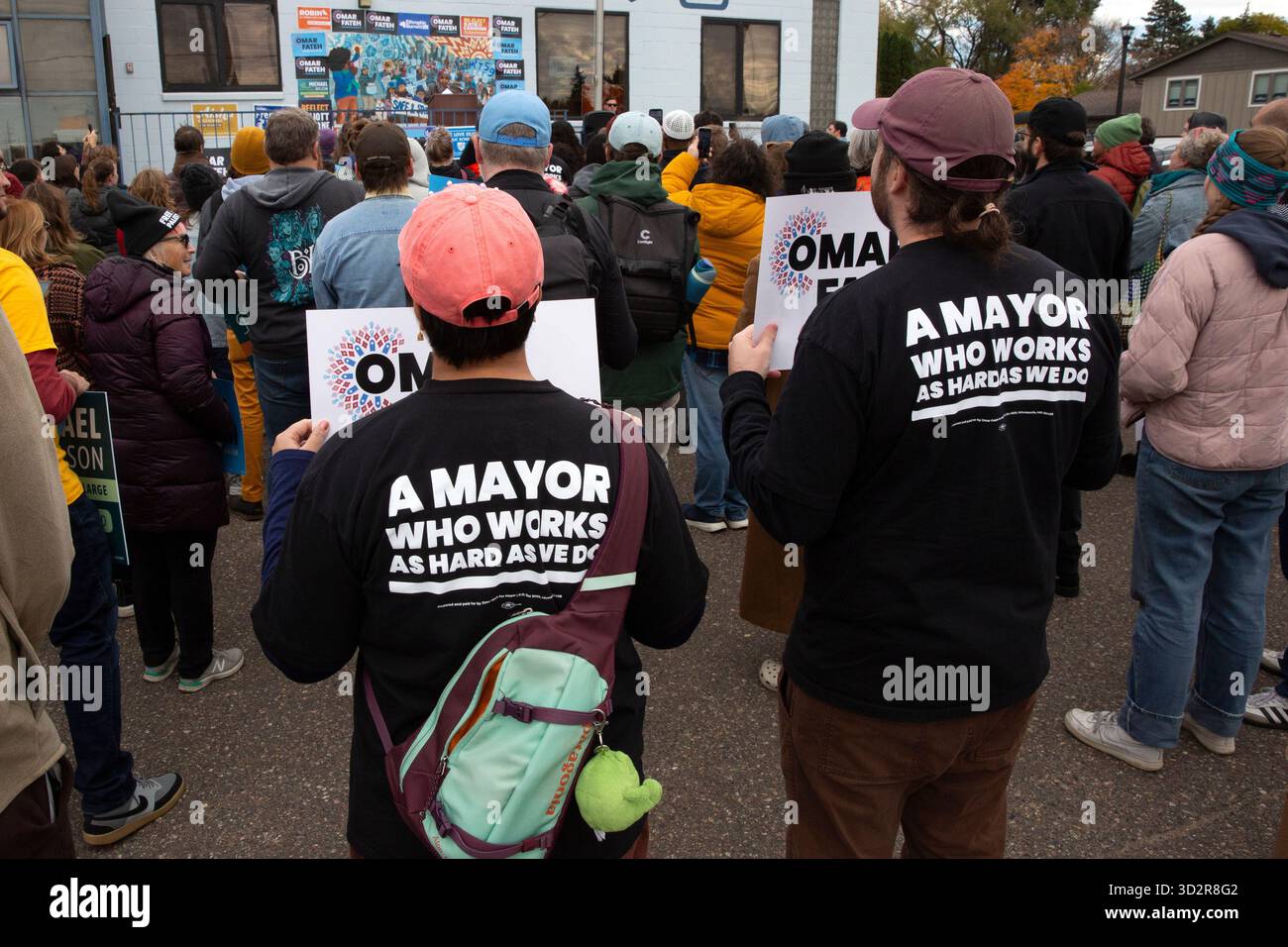 Slogan alle spalle dei sostenitori del candidato democratico Omar Fateh per sindaco di Minneapolis. Lo slogan è “Un sindaco che lavora duro come noi”. Foto Stock