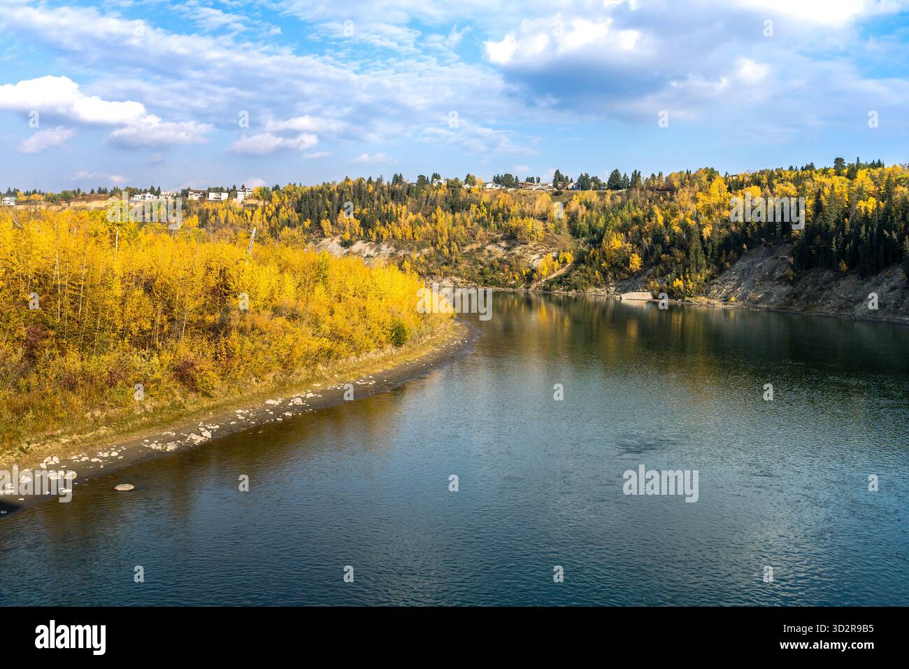 Il fiume Saskatchewan settentrionale è piegato a terra nella stagione autunnale Foto Stock