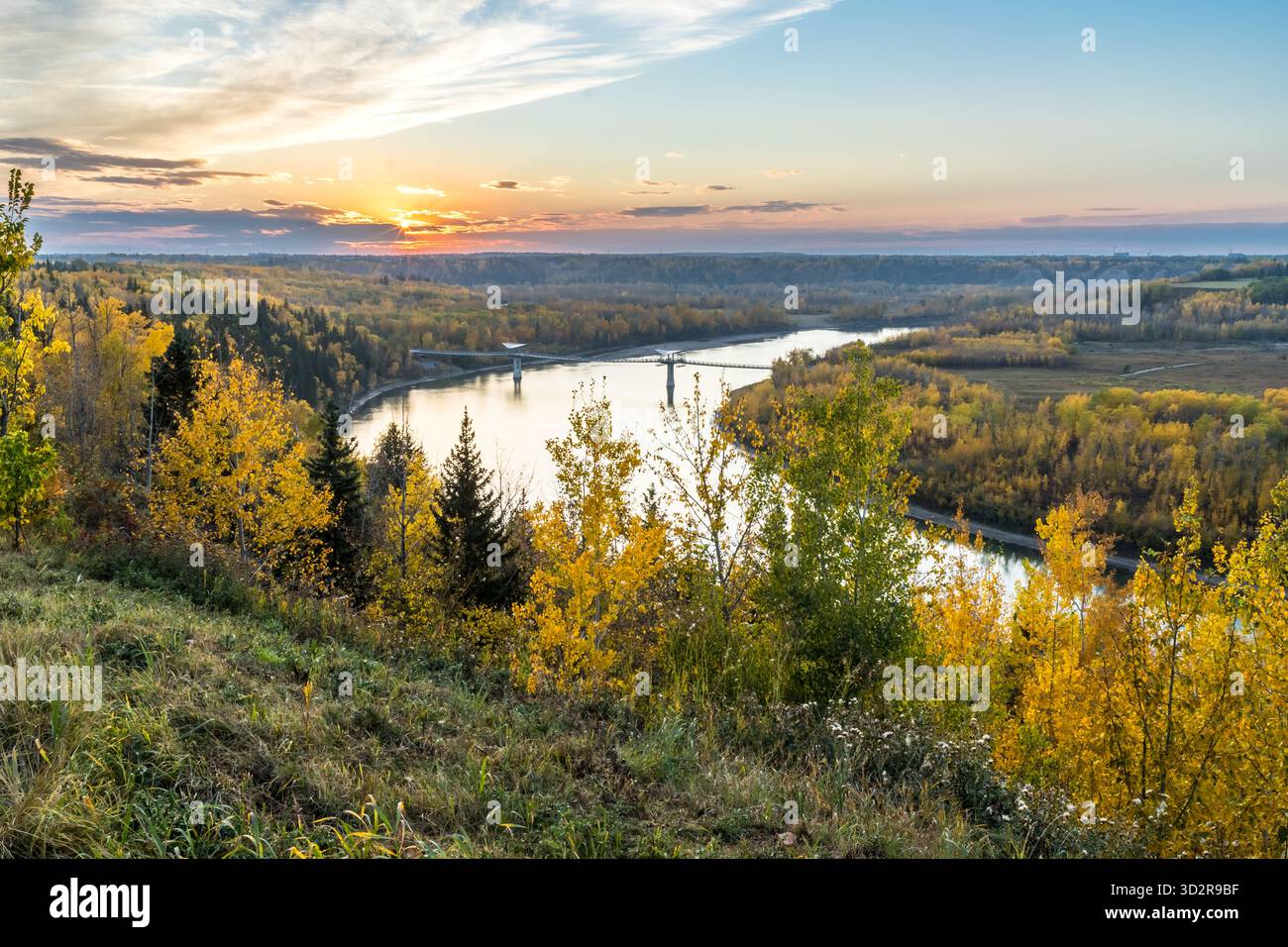Il fiume North Saskatchewan si piega a Edmonton nella stagione autunnale e all'ora del tramonto Foto Stock