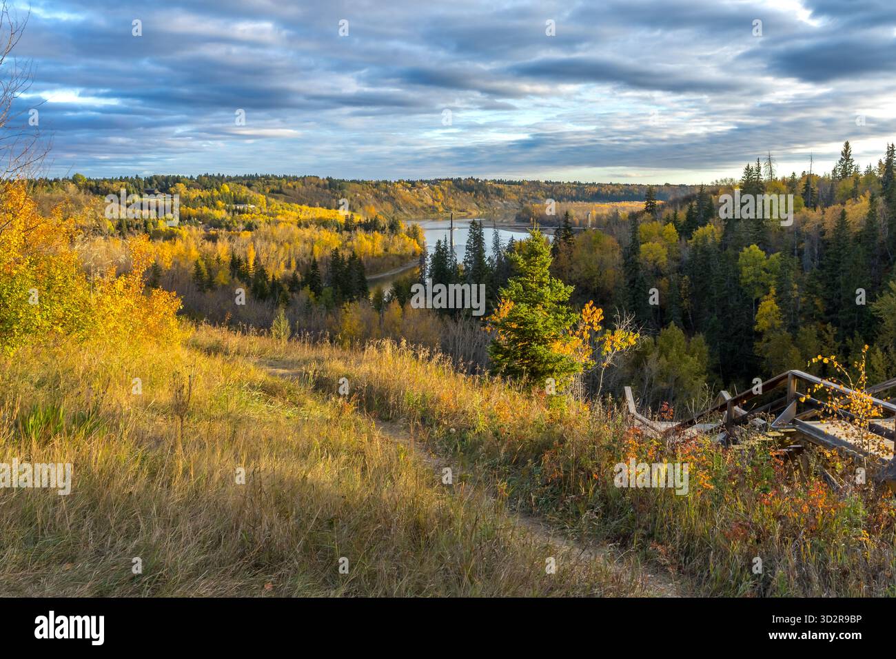 Paesaggio della valle del fiume Saskatchewan settentrionale nella stagione autunnale con cielo nuvoloso Foto Stock