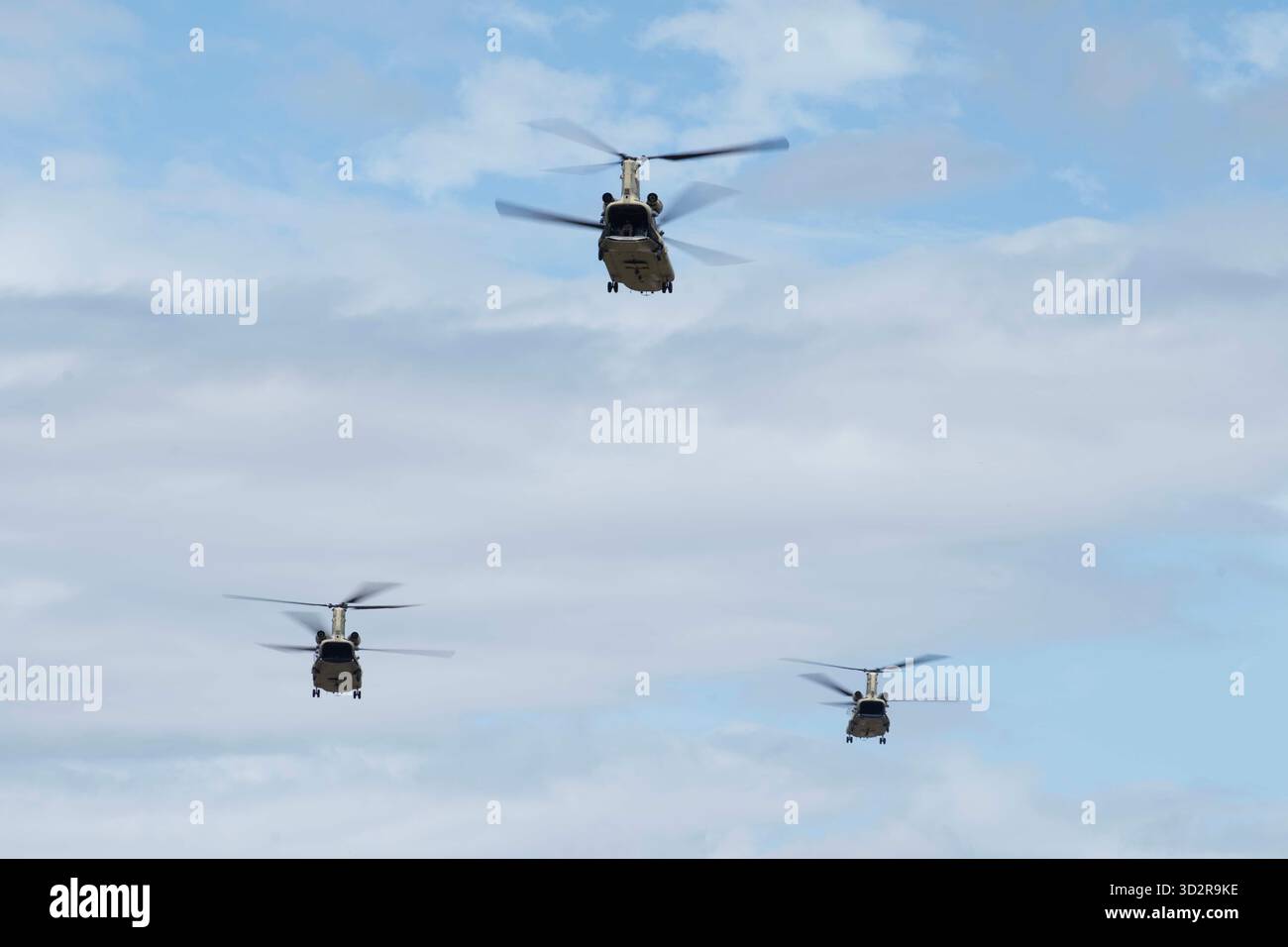 Il CH-47 Chinook dell'esercito statunitense assegnato al 1st Battalion, 228th Aviation Regiment, Joint Task Force-Bravo, parte per uno schieramento in Giamaica, 30 ottobre 2025, presso Soto Cano Air base, Honduras. I membri del servizio JTF-B in avanti sono stati dispiegati come parte dello sforzo iniziale per fornire assistenza immediata, salvavita e straniera a seguito dell'uragano Melissa. (Foto U.S. Air Force dello staff Sgt Merchak) Foto Stock