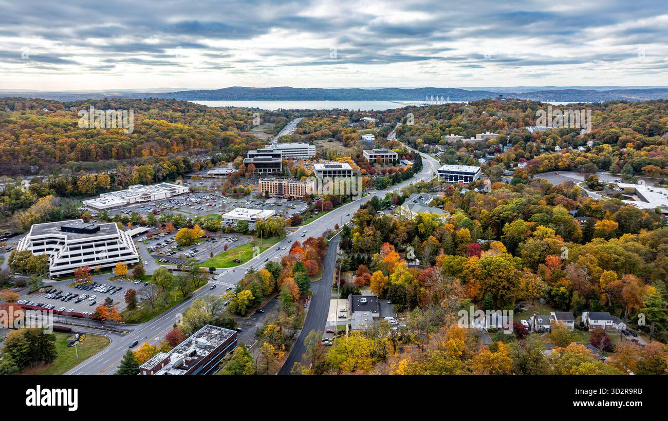 Foto aerea in autunno pomeridiana su White Plains Road, New York Route 119, Tarrytown, New York nella contea di Westchester. Foto Stock
