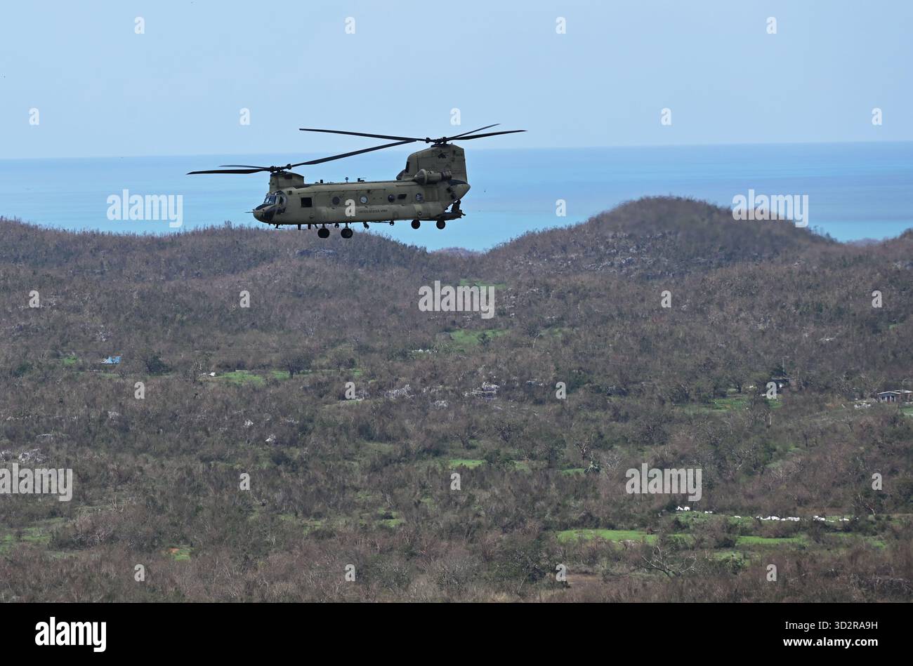 Un CH-47 Chinook dell'esercito statunitense assegnato al 1st Battalion, 228th Aviation Regiment, Joint Task Force-Bravo, arriva a Kingston, in Giamaica. I membri del servizio JTF-Bravo in avanti sono stati dispiegati come parte dello sforzo iniziale di fornire assistenza estera immediata e salvavita a seguito dell'uragano Melissa. (Foto U.S. Air Force del capitano Kaylee Schanda) Foto Stock